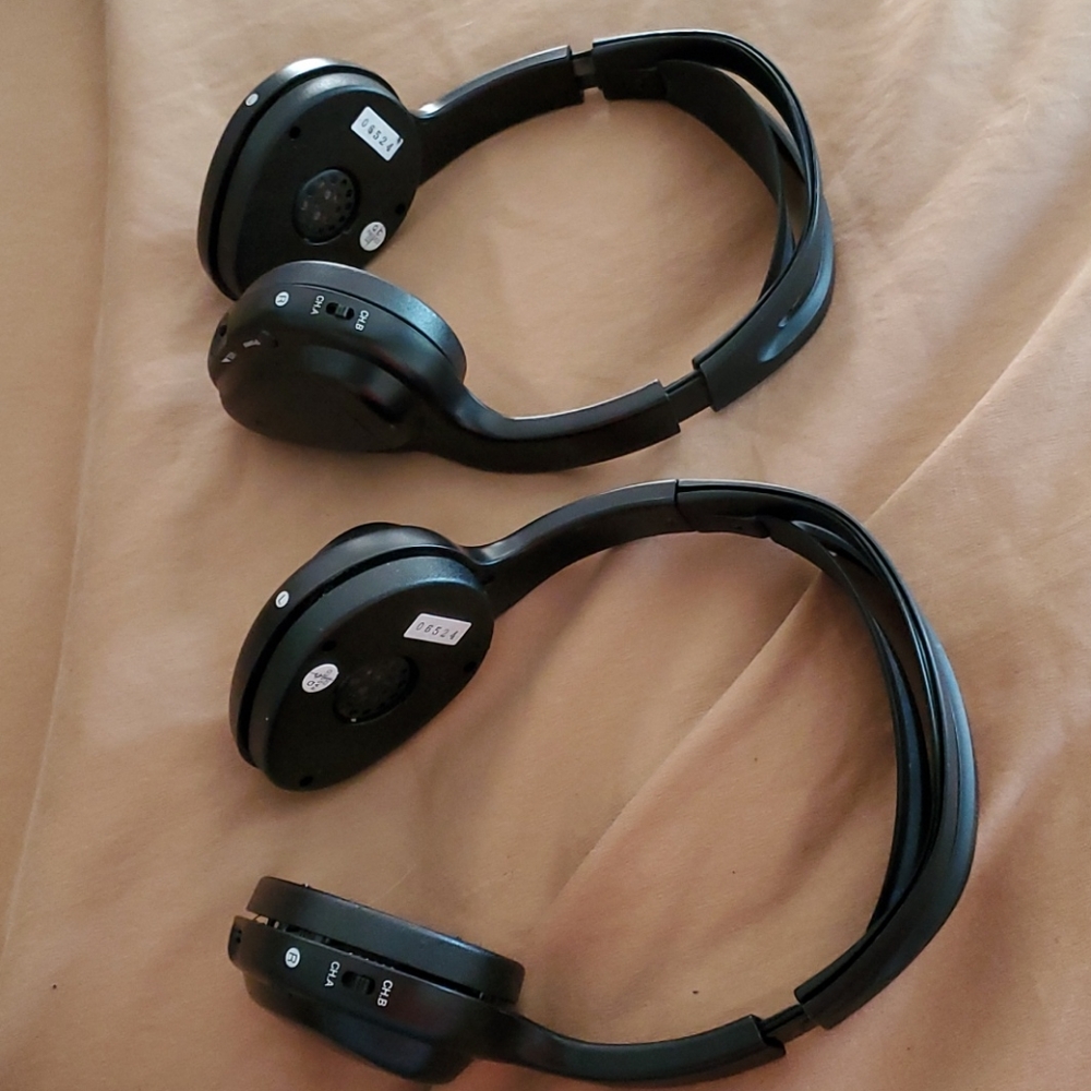 FORD rear system headphones 7L1T-19C013-AB. NWT